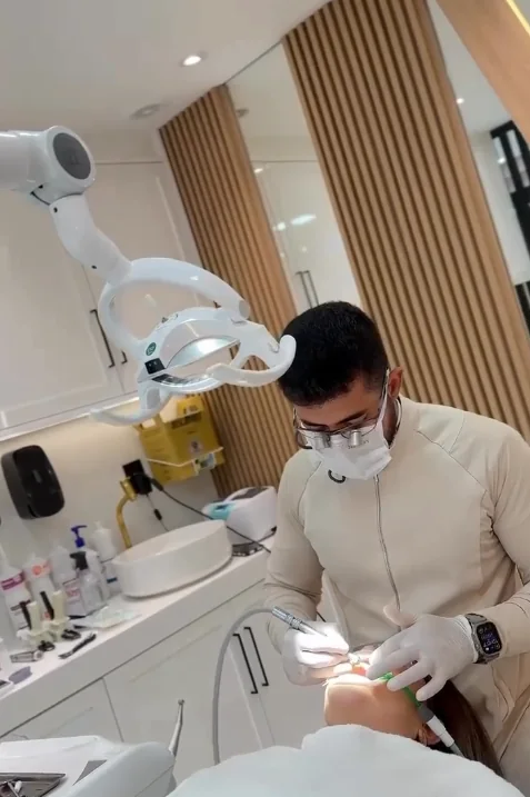 Profissional realizando atendimento odontológico na clínica.